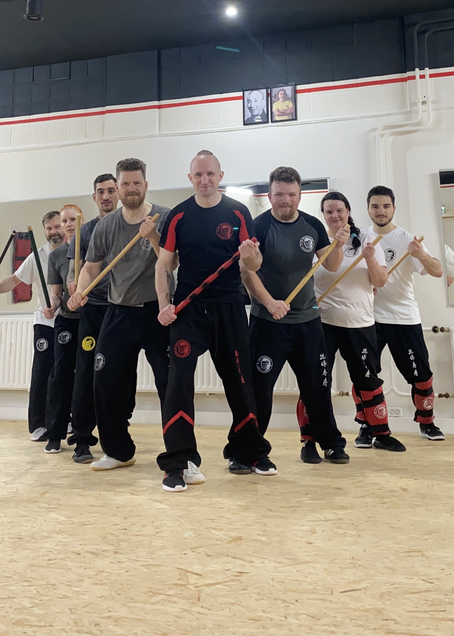 TAWa Gruppe mit Trainingsstöcken