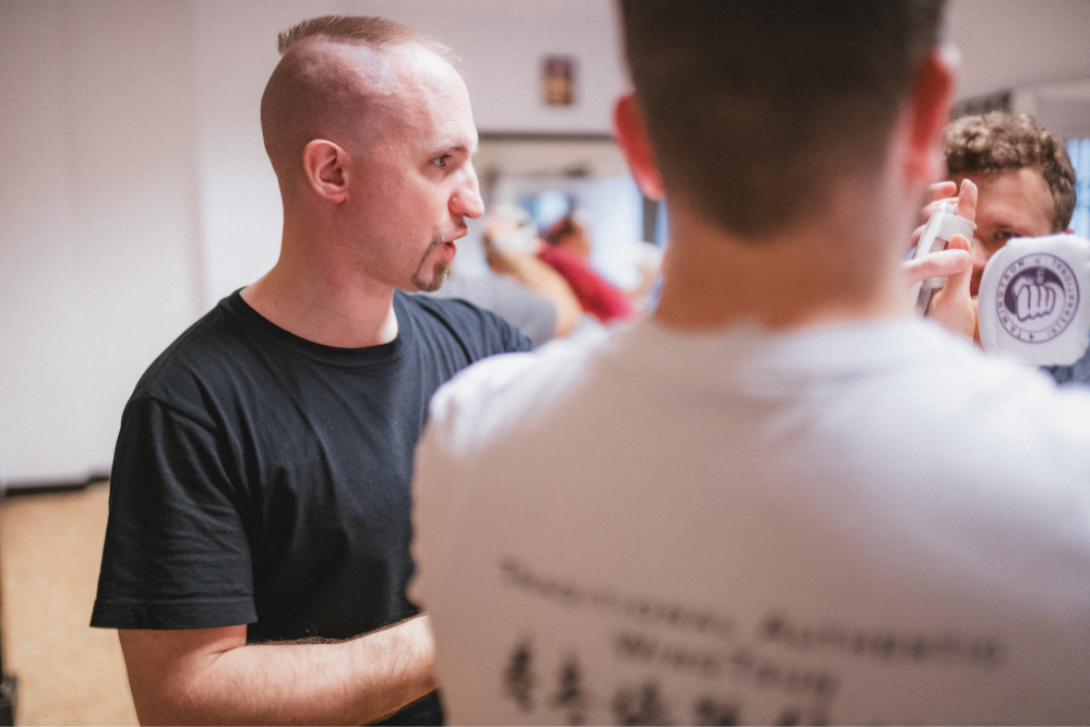 Trainer im Training mit einem Kind
